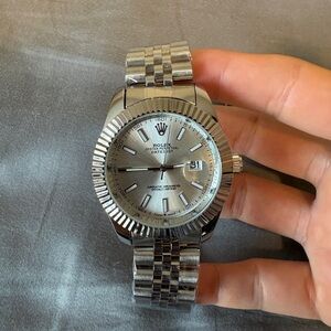 Beautiful Luxury White/Cream Dial Smooth Bezel 40.3mm watch and works perfectly